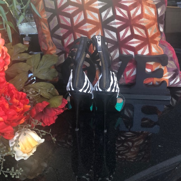 Bebe - Picture 4 of 6